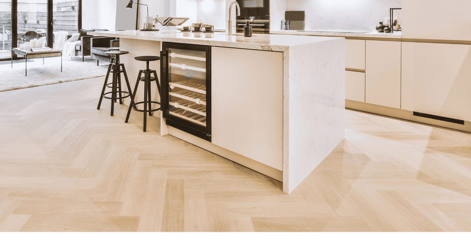 Moderne Küche mit hochwertigen Arbeitsplatten