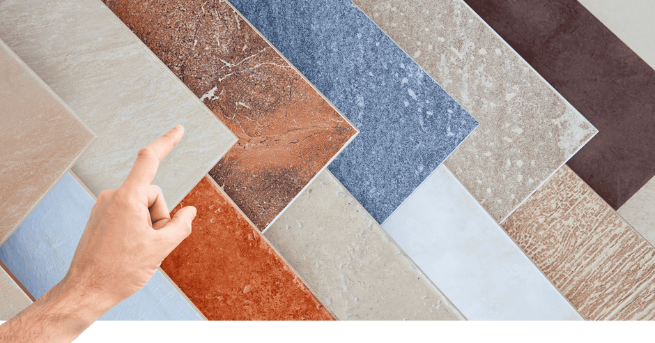 Verschiede Fliesenarten gereiht. Finger unten links zeigt auf diese.